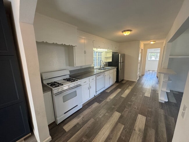 Building Photo - Small Single Family Home | 2 bed 1 bath | ...
