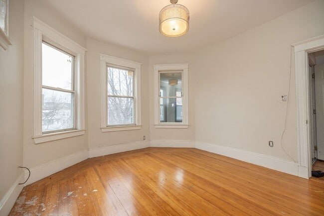 Building Photo - Great 4 Bed Available 9/1/26