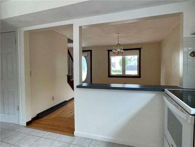 Building Photo - 42 Dante Ave