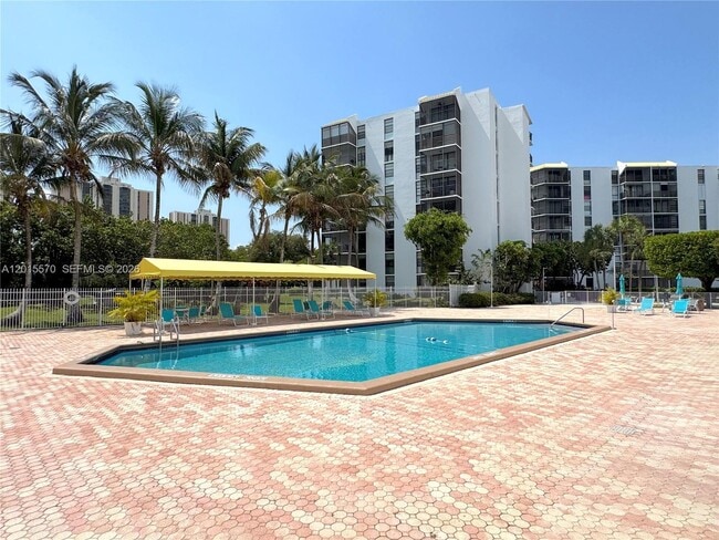 Building Photo - 20400 W Country Club Dr