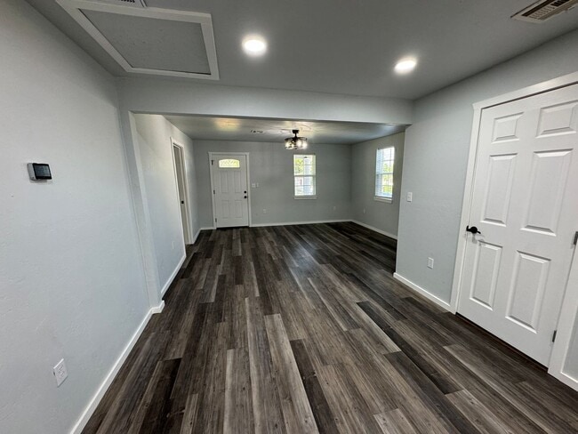 Building Photo - Move in special: Guthry Beautiful 3 bedroom