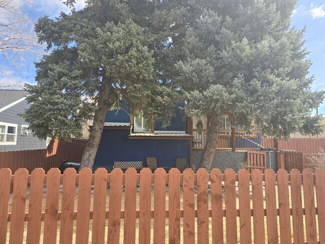 Building Photo - 1403 12th St W