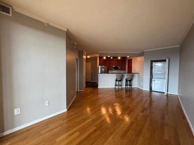 Building Photo - Bright 1 Bed 1 Bath Condo With Sunroom In ...