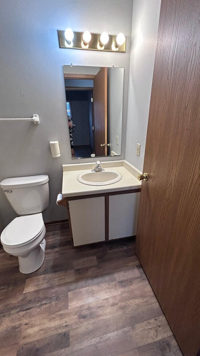 Building Photo - 425 E Monroe Ave