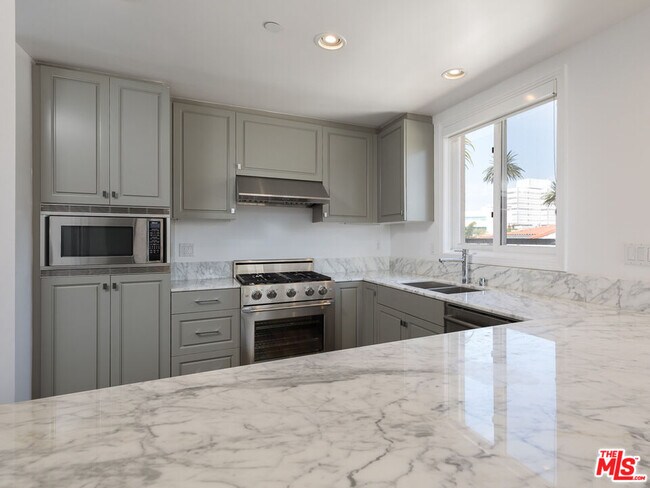 Building Photo - 230 S Hamilton Dr