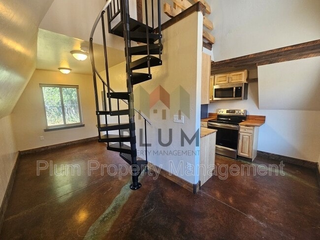 Building Photo - 213 Sommers St
