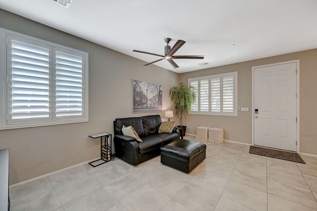 Building Photo - Modern 3 Bedroom Townhouse near Blue Diamond