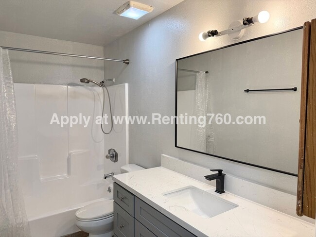 Building Photo - Newly Remodeled 2 Bed 1 Bath Near Downtown!