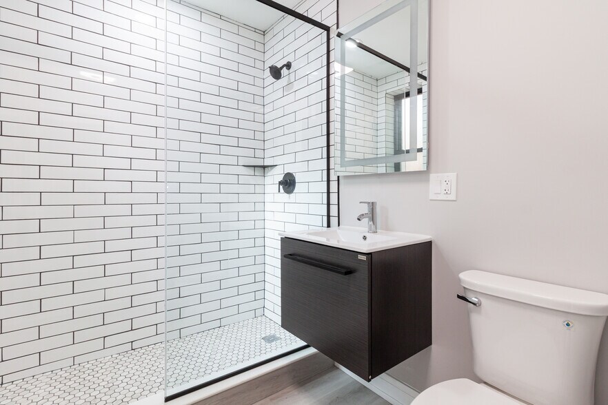 Building Photo - 3830 N Wilton Ave