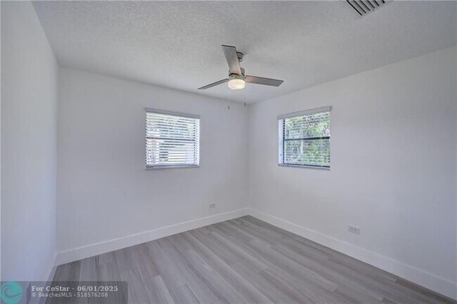 Building Photo - 5521 SW 39th St