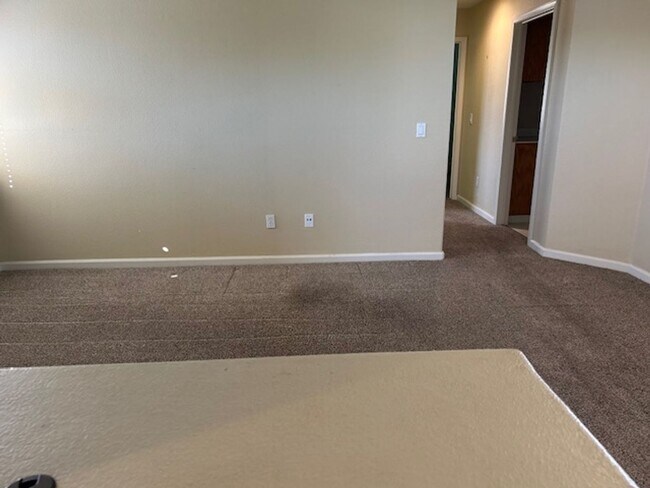 Building Photo - Spacious 4 bedroom, 2.5 Bathroom Available...