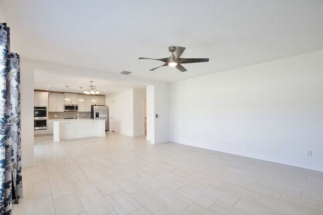 Building Photo - Stylish and Spacious 3/2.5 Home with No Re...
