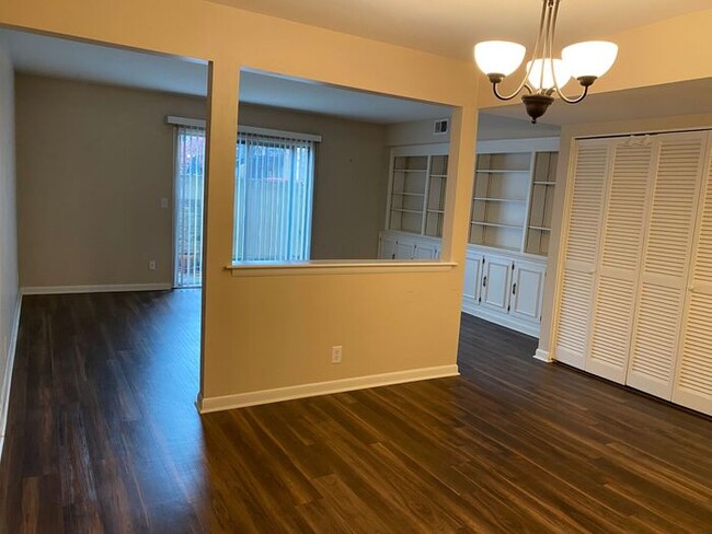 Building Photo - Large 2 Bed 2.5 Bath Apt in Green Hills - ...