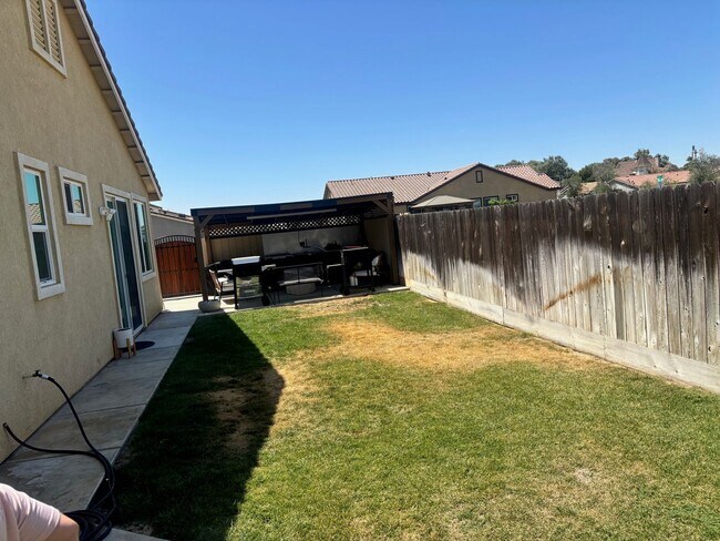 Building Photo - 636 Pinelli Dr