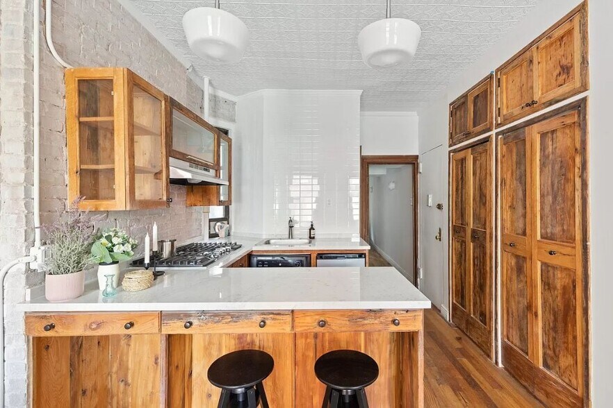 Primary Photo - 105 Thompson St