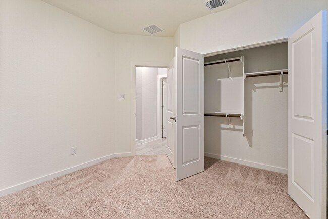 Building Photo - Beautiful 4 bedroom, 3 bathroom home in Hu...