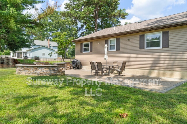 Building Photo - 425 Hay Rd
