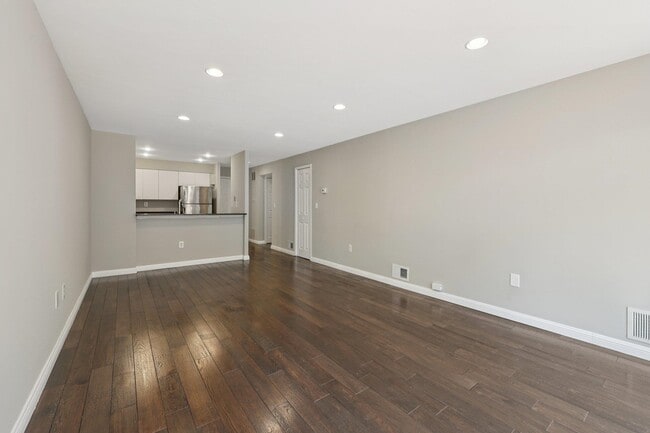 Building Photo - 302 Nelson Ct