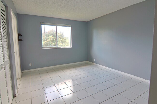 Building Photo - 719 Gardens Dr