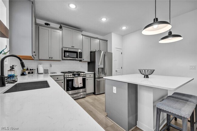 Building Photo - 704 Maple Hollow Ct