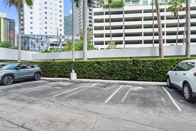 Building Photo - 1408 Brickell Bay Dr