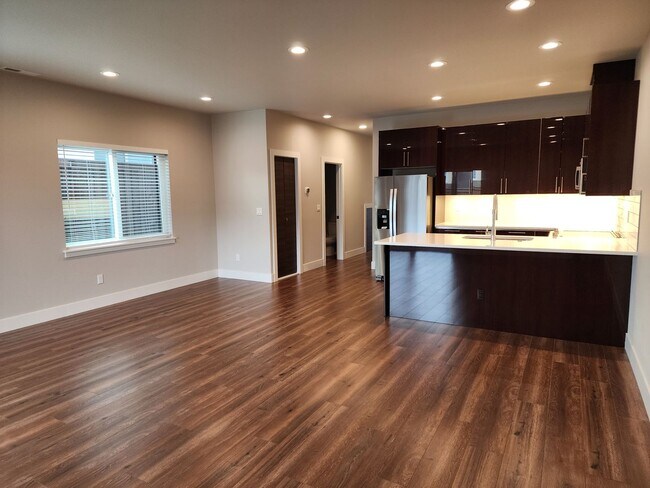 Building Photo - 3 bedroom Townhouse with Pool Access and E...