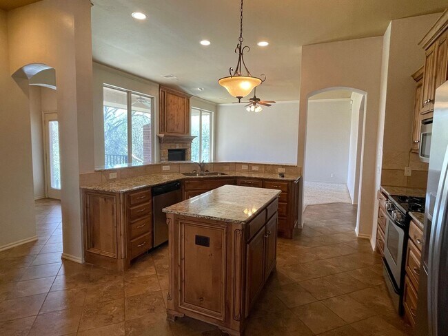 Building Photo - Beautiful 3 bed 2 bath with an office!