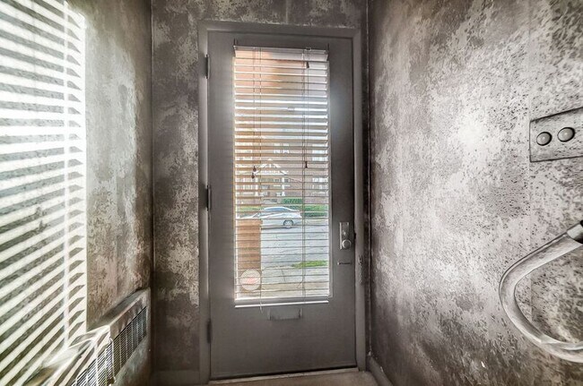 Building Photo - 2881 Observatory Ave