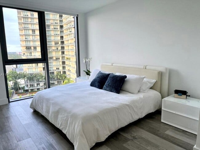 Building Photo - 121 NE 34th St