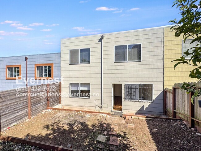Building Photo - Spacious 2-Bed, 2-Bath Single-Family Home ...