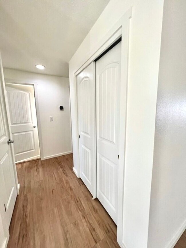 Building Photo - 4 Bedroom 2 Bath Home Boise North End