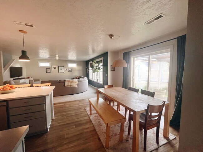 Building Photo - 16848 N Breeds Hill Ave