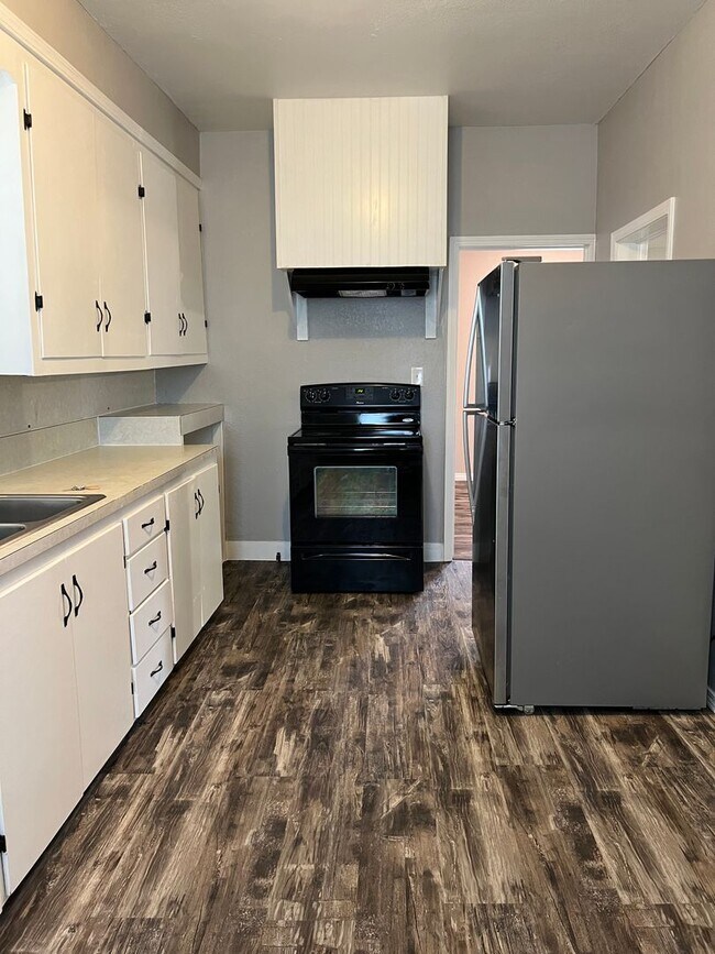 Building Photo - 744 SE Cleveland Ave