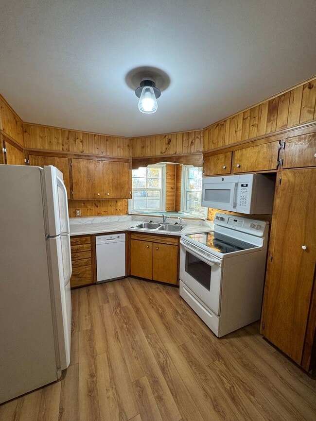 Building Photo - Cozy home 2 Bed 1 Bath