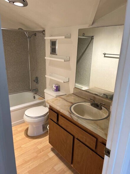 Building Photo - 395 Lagunita Dr