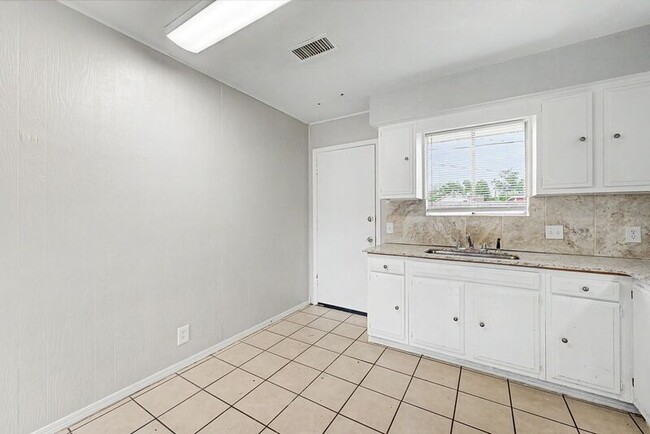 Building Photo - 514 N 8th St