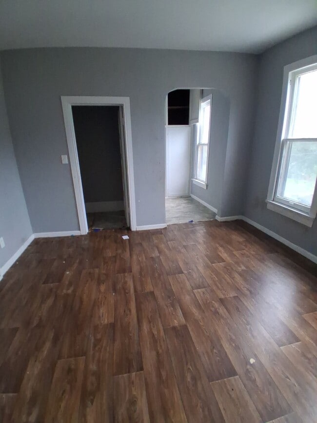 Building Photo - 512 Fairholm Ave