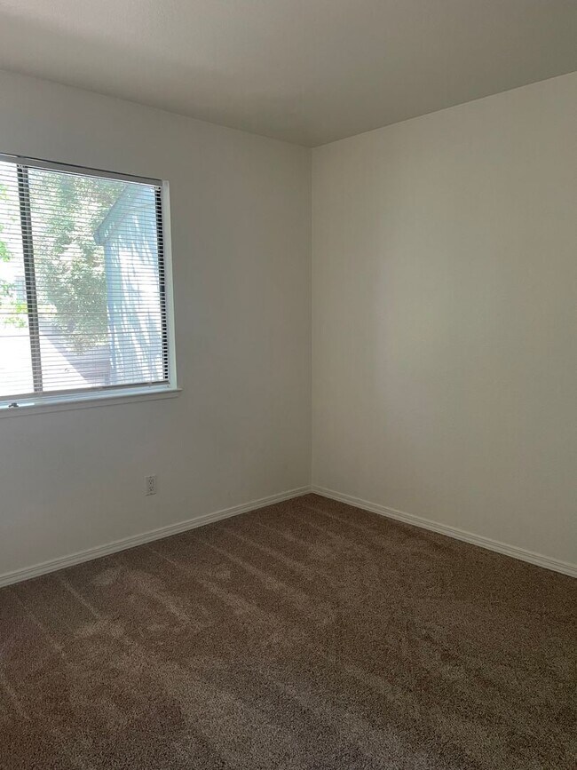 Building Photo - 3 bedroom 2.5 bath townhome Available now!