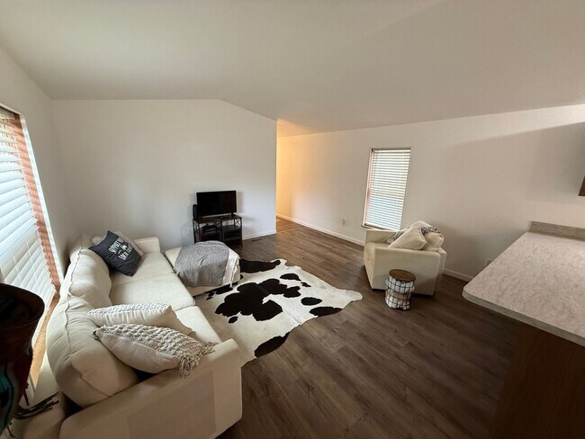 Building Photo - 3 Bedroom 1 Bath Fully Updated Home in Cli...