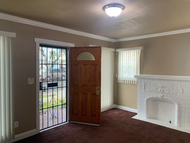 Building Photo - 342 E 84th St