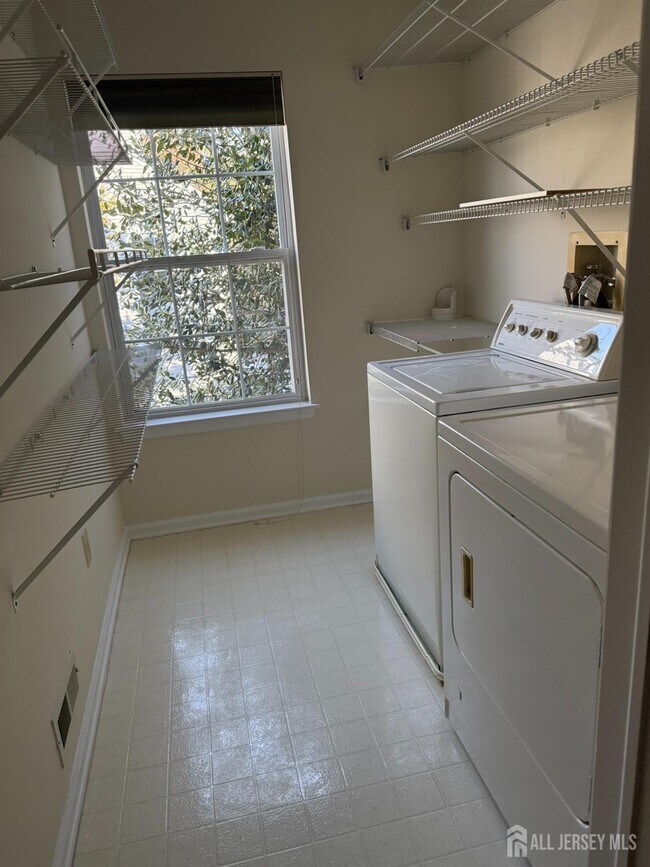 Building Photo - 1301 Dahlia Cir