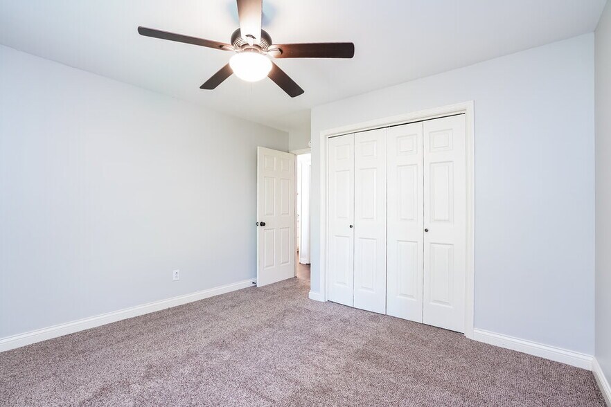 Building Photo - 649 Kingsway Dr