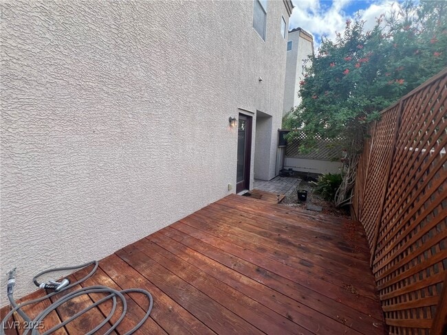 Building Photo - 10471 Meadow Village St
