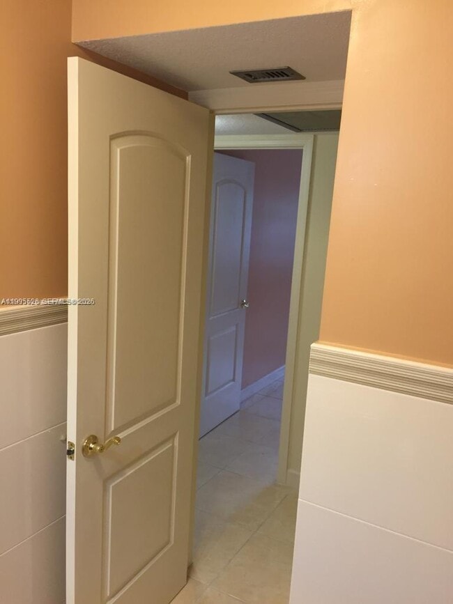 Building Photo - 9301 SW 92nd Ave