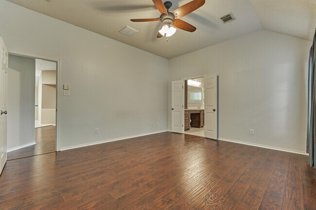 Building Photo - 27 E Russet Grove Cir