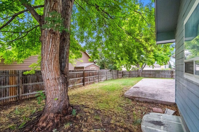 Building Photo - Stylish living in this modern 3 bed 2 bath...