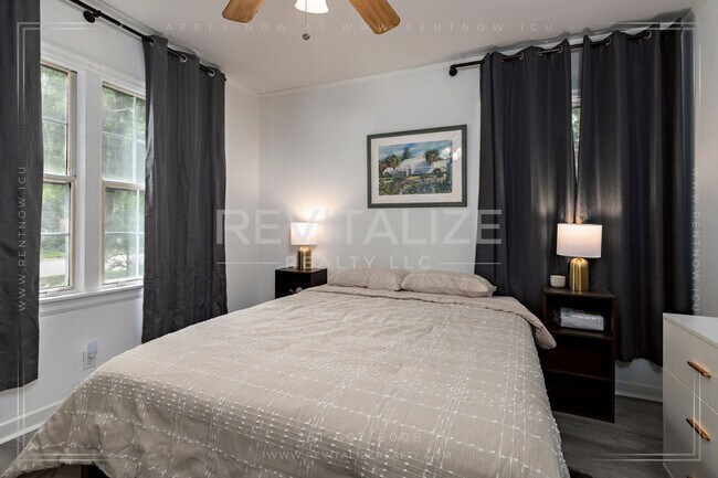 Building Photo - HALF-OFF DEPOSIT SPECIAL! Furnished 2 Bedr...
