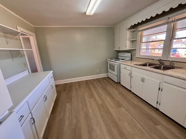 Building Photo - 2 Bedrooms- 1 Bathroom- House in Rome!