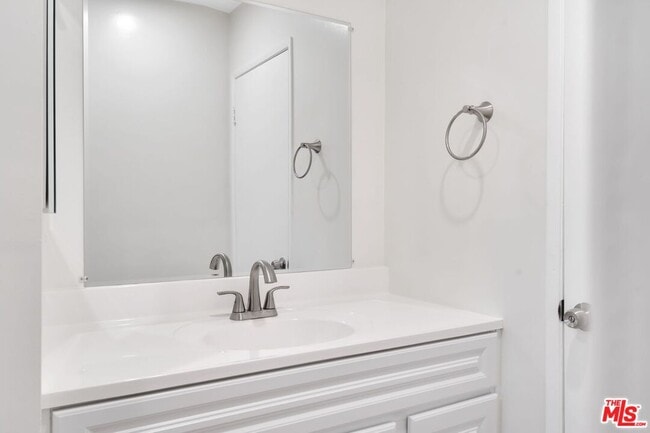 Building Photo - 1477 S Canfield Ave