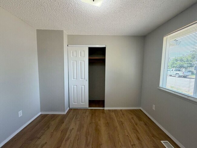 Building Photo - 410 Crona St